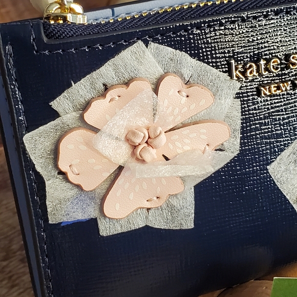 kate spade New York Dottie Bloom Flower Appliqué Leather Bifold Wallet NWT - Picture 12 of 15